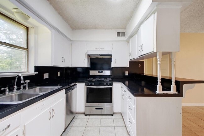 Building Photo - 1202 Artesian Cir