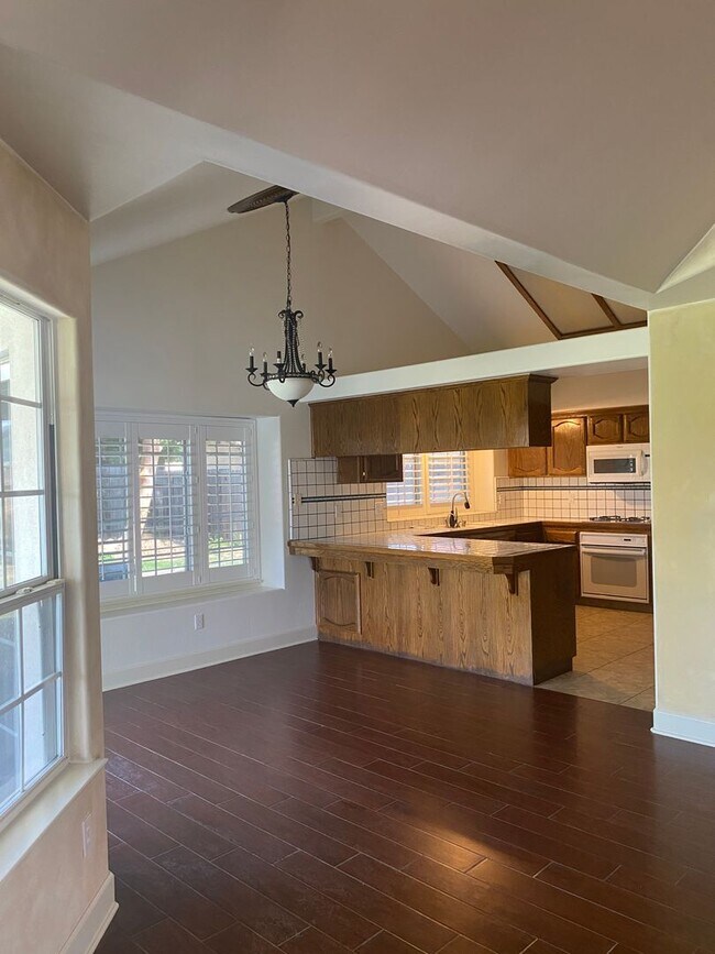 Building Photo - Gorgeous 3 Bedroom 2 Bath Home