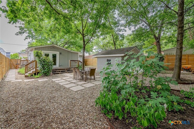 Building Photo - 2404 Oak Crest Ave