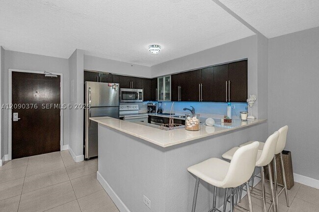 Building Photo - 1500 Bay Dr E
