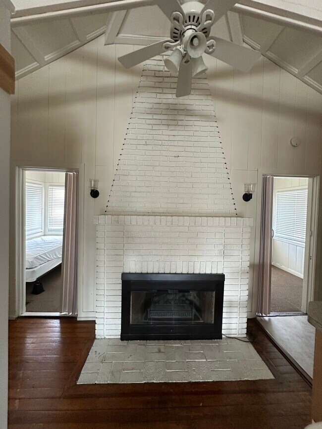 Building Photo - 852 Beach Rd