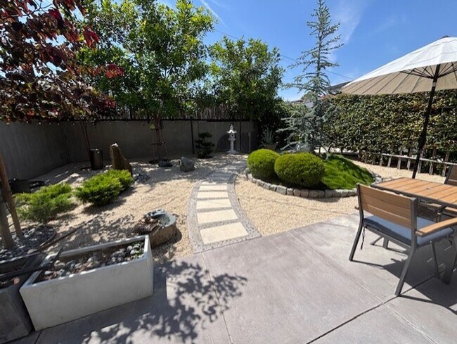 Building Photo - 1 Bed 1 Bath in North Hills Available Now