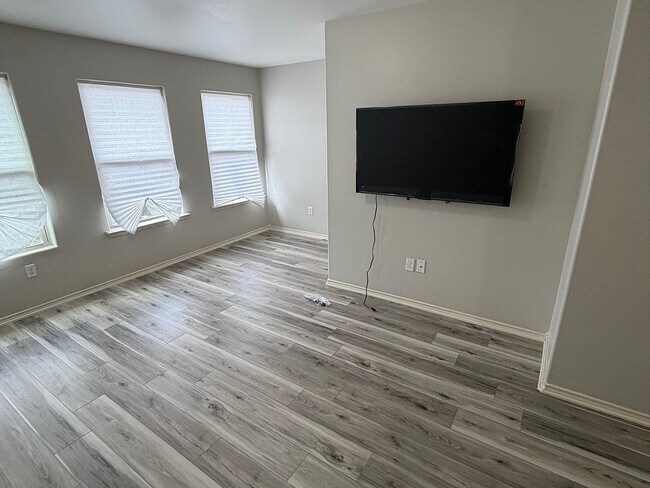 Building Photo - 6118 Fraile Dr