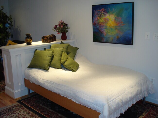 bed - 1104 Roberta Ct