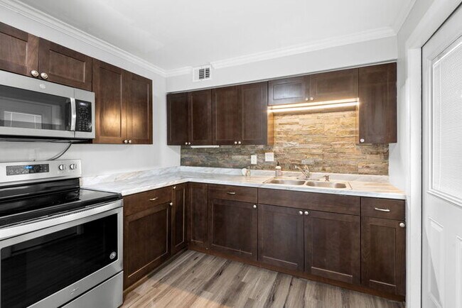 Building Photo - Home For Rent in St Petersburg!