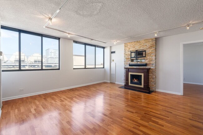 Building Photo - 2800 N Orchard St