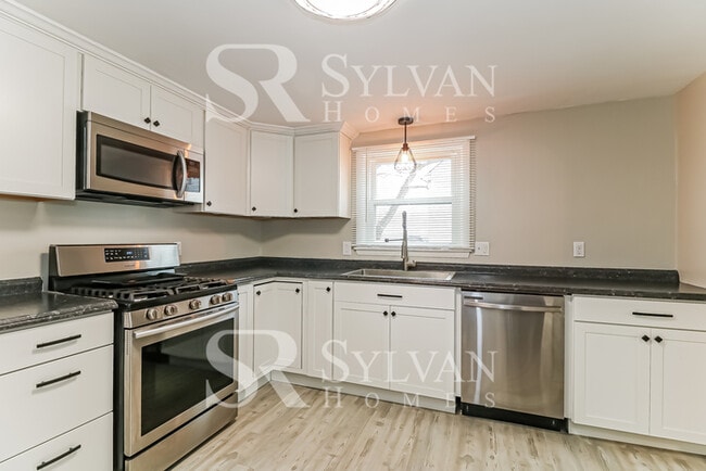 Building Photo - Adorable 3 BR, 2 BA Rancher!
