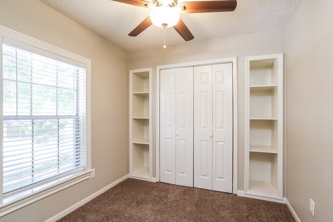 Building Photo - 2305 Parkview Dr