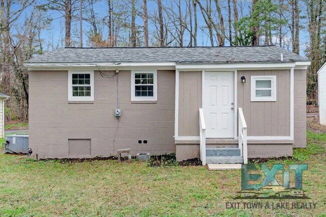 Building Photo - 3 bedroom, 1 bathroom home located in Lawrenceville, VA