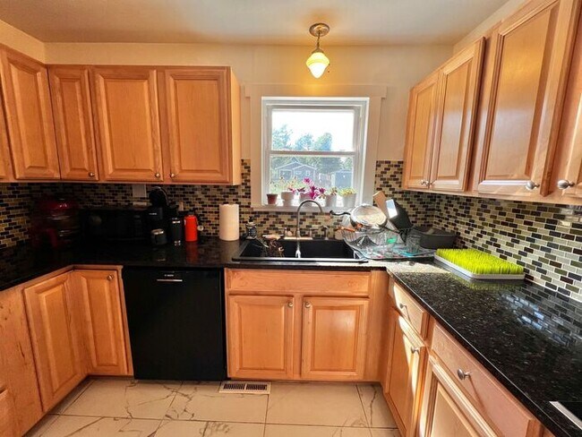 Building Photo - Update 4 Bed 2 Bath House in Old Town! Ava...