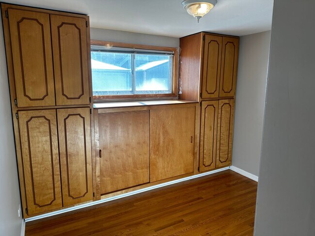 Building Photo - Spacious 2 Bed, 1 Bath, Plus Den/Office in...