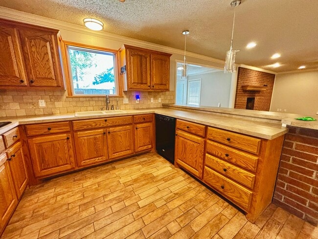 Building Photo - Pre-leasing for early July move in!