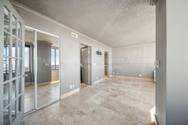 Building Photo - 410 W 7th St