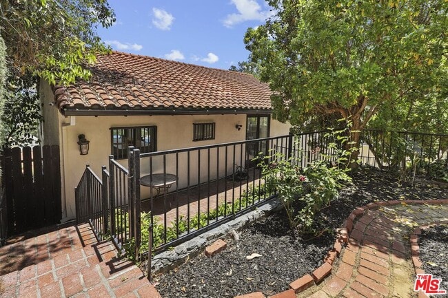 Building Photo - 5940 Manola Way
