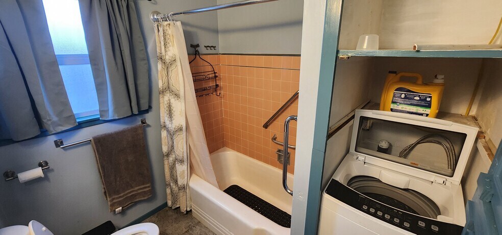 Bathtub/washing/dryer machine - 2631 E Ocean Ave