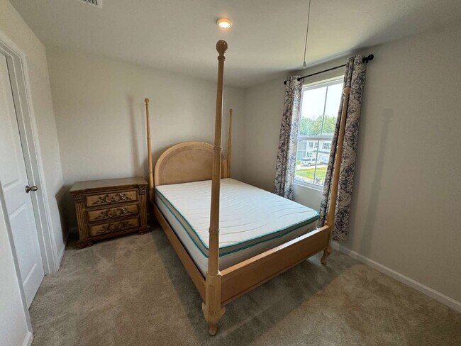 Building Photo - 4 bedroom, 2.5 baths in a Seneca neighborhood