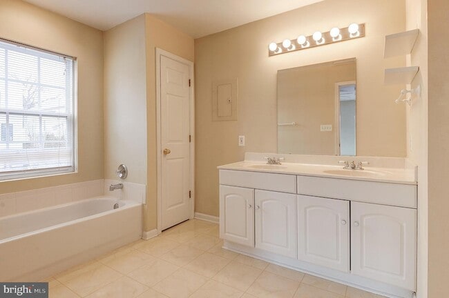 Building Photo - 1300 N Taylor St