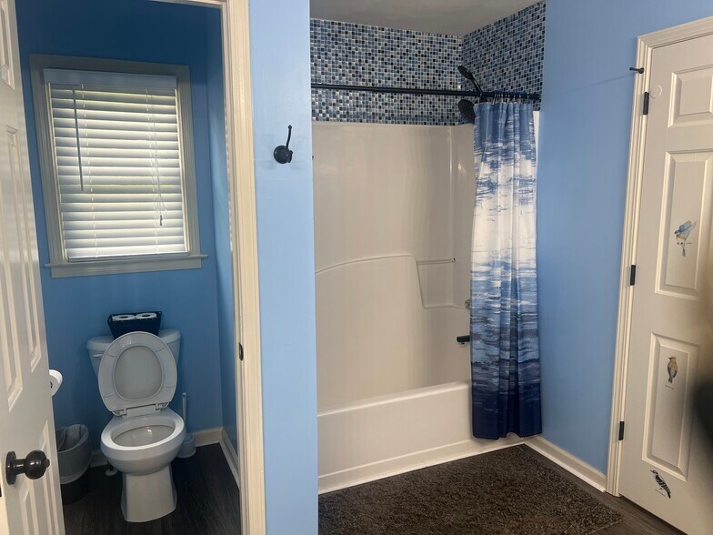 jack & jill bathroom - 629 Kaylins Ct