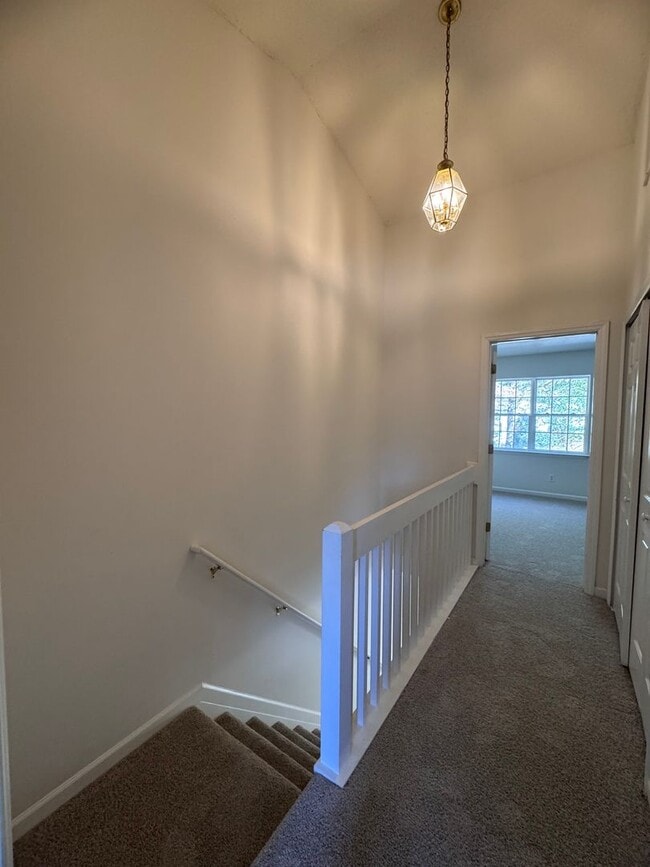 Building Photo - Wonderful 2BR 2.5BA Townhome with All Appl...