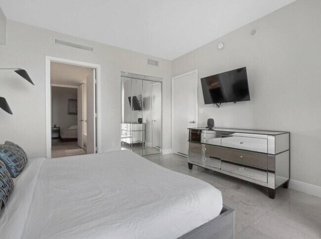 Building Photo - 481 Brickell Ave