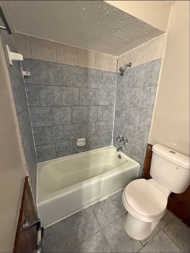 Building Photo - 4 BedroomHome Available!