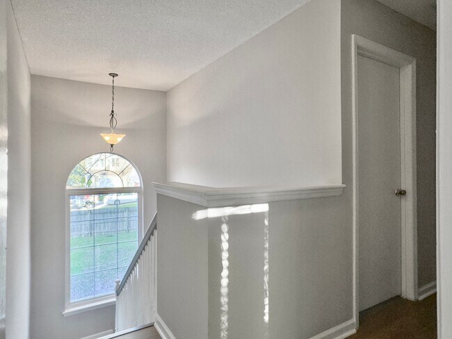Building Photo - 4080 Laurelwood Dr