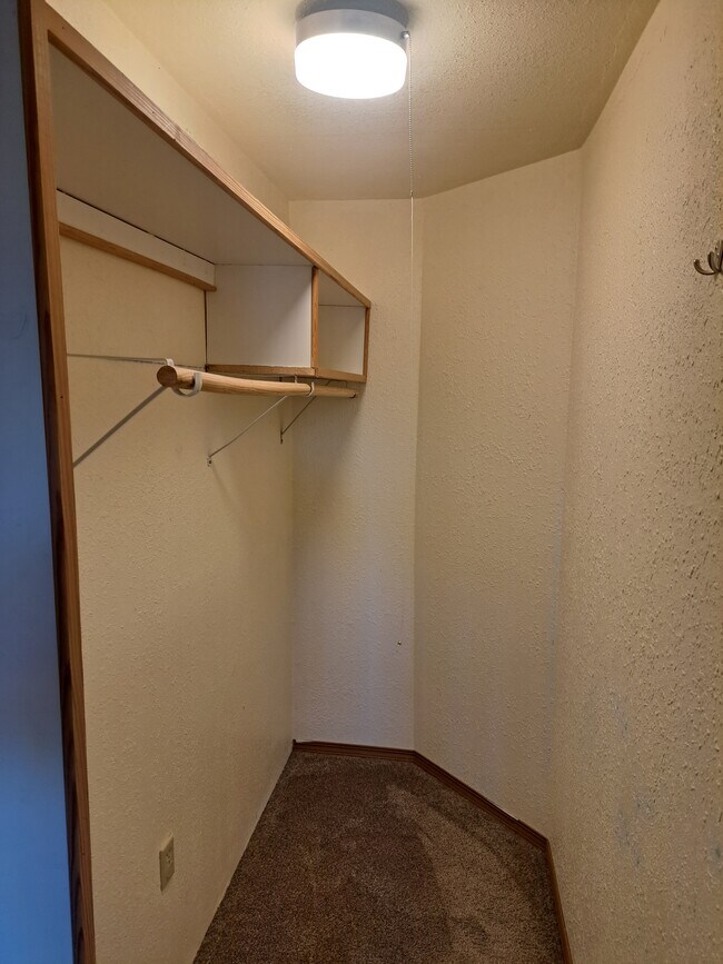 East master bedroom walk in closet - 15815 NE 69th St