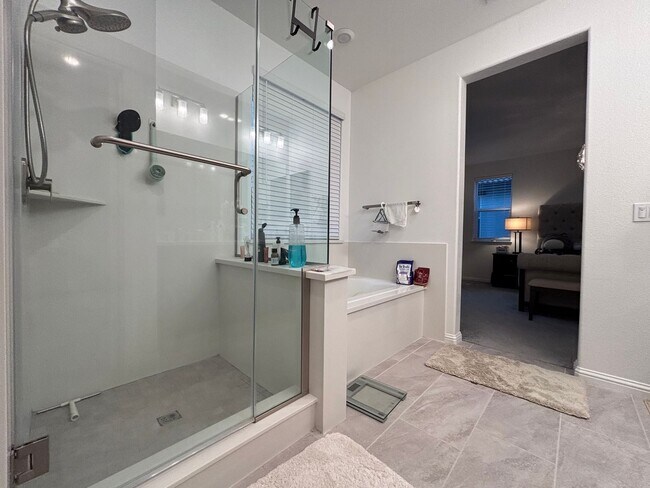 Building Photo - Gorgeous New home with 4 bed/2.5 bath in Brentwood