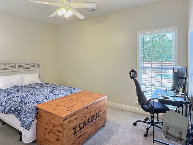 Building Photo - 4 Bed, 2 Full Bath Home w/ In-Ground Pool in Desirable Lake Forest!