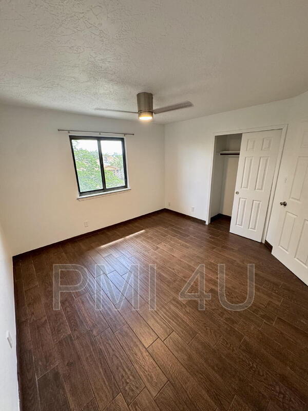 Building Photo - 10412 La Paz Dr