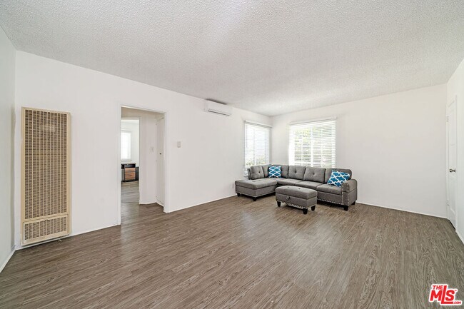 Building Photo - 1349 W 35th Pl