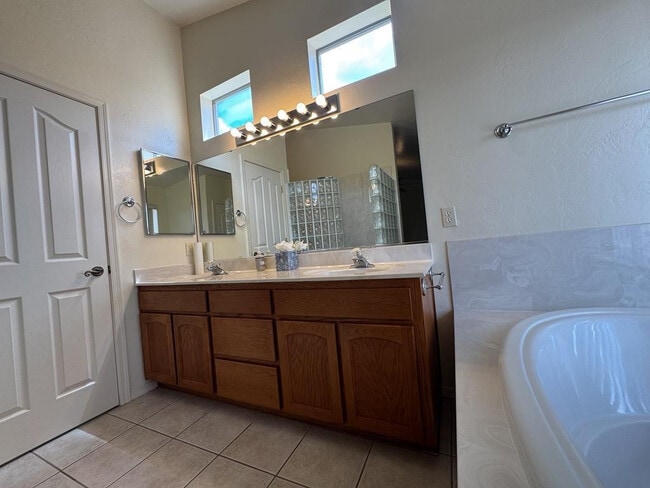 Building Photo - 3829 Camino del Vara