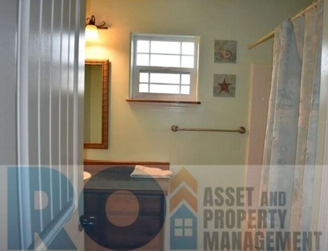 Building Photo - Charming 3-Bed 2-Bath House for Rent in We...