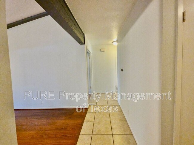 Building Photo - 3000 Lakeside Dr