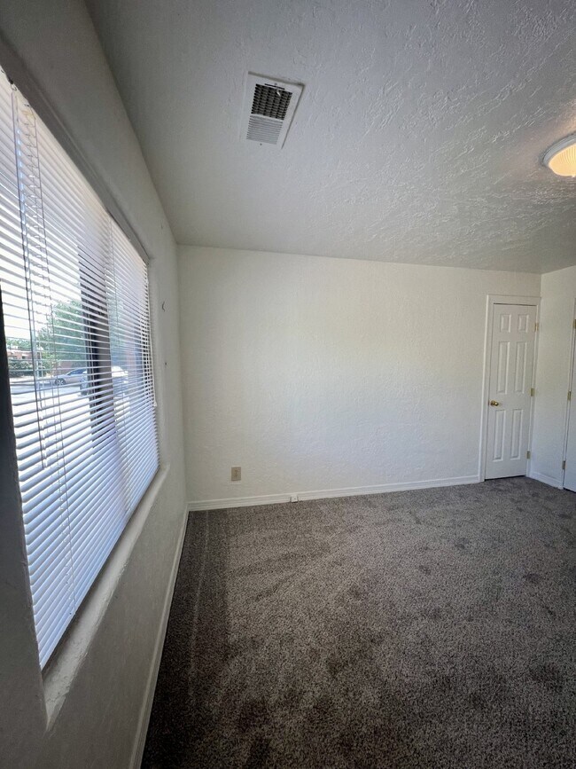 Building Photo - 2 bedroom / 1 bath close to KAFB and I-25 Move-in Special!