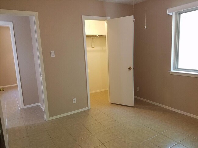 Building Photo - 3513 Westchester Ave