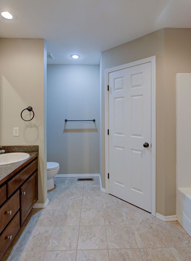 Building Photo - 3 bedroom home conveniently located on the east side of Republic