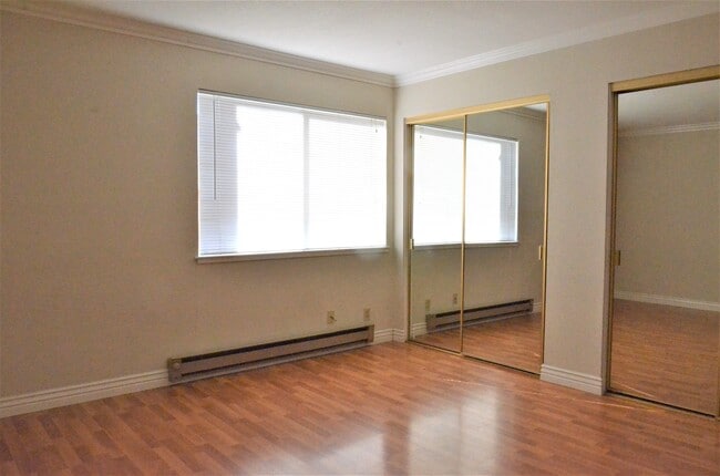 Building Photo - Ground Floor Condo in Wonderful Warm Sprin...
