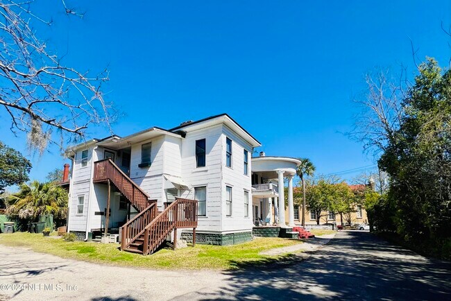 Building Photo - 1120 Acosta St