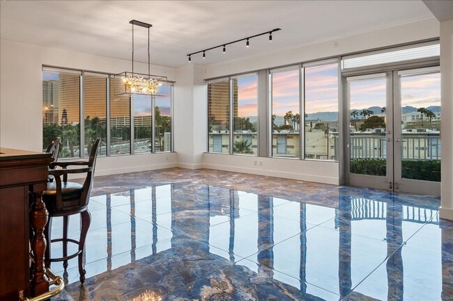 Building Photo - Fabulous Highrise Condo with Stripe Views!