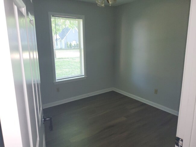 Building Photo - 7643 Ivy Hollow Dr