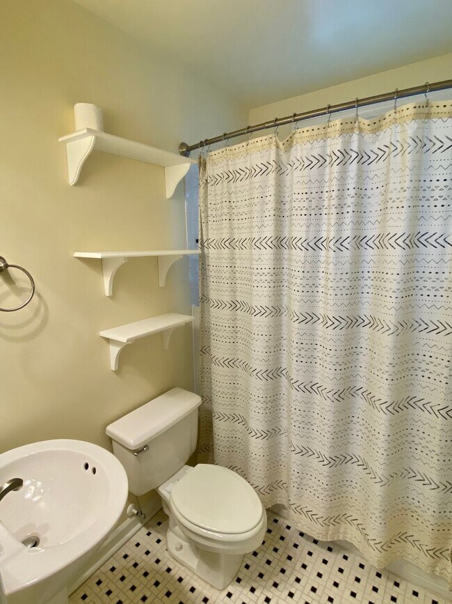 Building Photo - Adorable 2BR 1BA in Five Points - Applicat...