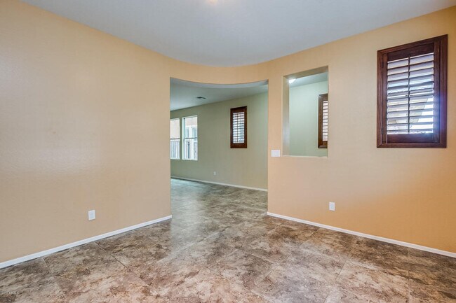 Building Photo - GREAT LOCATION!  Fabulous move-in ready 5 bed /3 bath home in south Tempe