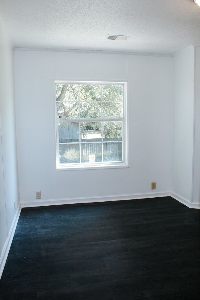 Building Photo - Spacious 4-Bed, 3-Bath Retreat on Greenhill Rd – 2000 Sq Ft of Charleston Charm!