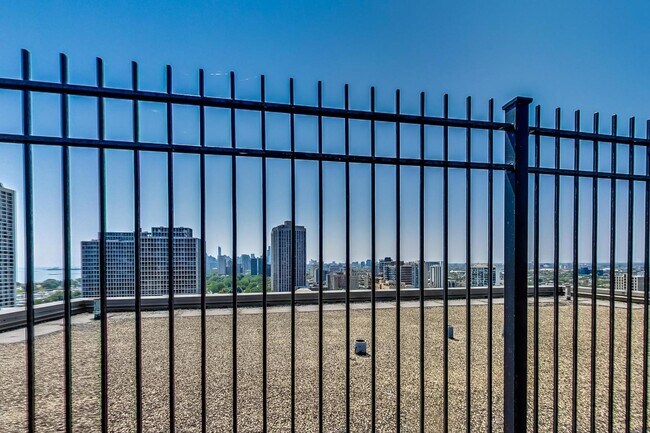 Building Photo - 2930 N Sheridan Rd