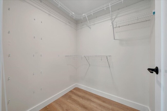 Building Photo - Newly Renovated 1BR & 2BR Apartments in Vinton - Premium Finishes!