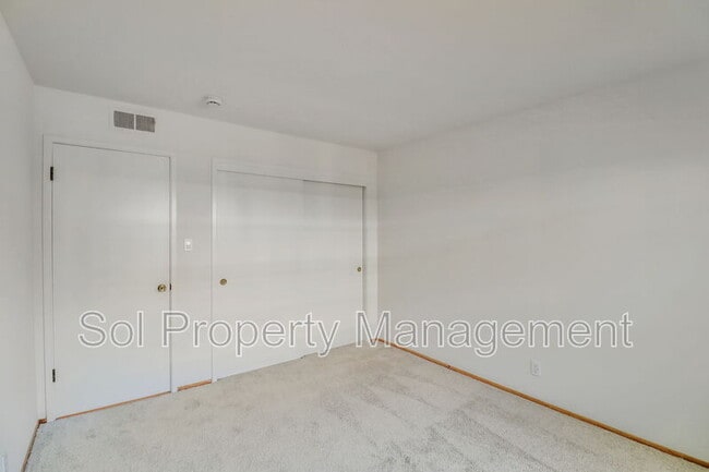 Building Photo - 5 Treanor St