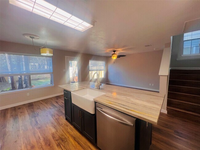 Building Photo - 15 Wineberry Pl