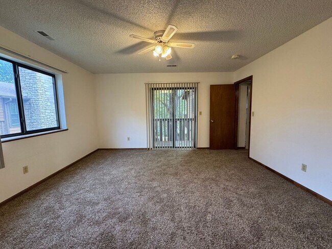 Building Photo - Open and bright top floor 2BD/2BA Condo wi...