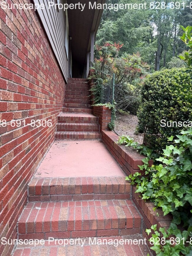 Building Photo - Spacious home in Fairview NC